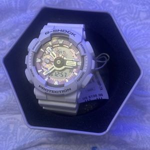This is a pink g-shock, for all sizes, it’s a brand new watch in great condition